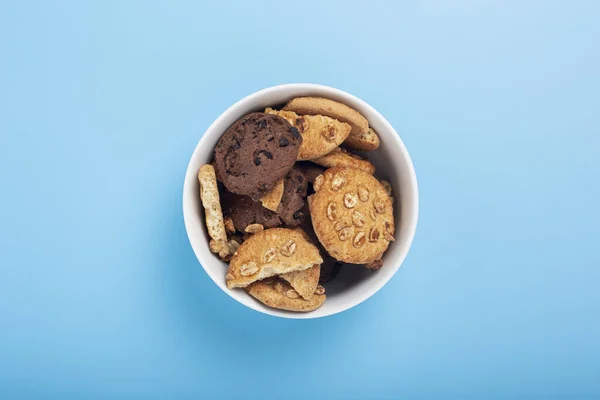 Biscoitos Uma Tigela Branca Fundo Azul Vista Superior Flat Lay — Fotografia de Stock