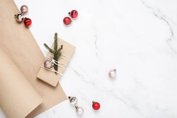 Geschenk Geschenkpapier Fichtenzweige Auf Marmorgrund Draufsicht Flache Lage — Stockfoto