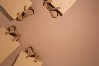 Kahverengi karton bir arka planda hediye paketleri. Üst manzara, düz uzanma.