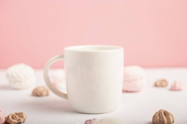 Sevgililer Günü için şenlik kompozisyonu. Pembe arka planda kupalar ve tatlılar. Pankart.