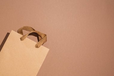 Kahverengiye boyanmış bir hediye paketi. Üst manzara, düz uzanma.