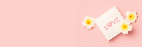 パステルピンクの背景にギフトボックスと花 作曲バレンタインデー フラットレイアウト トップビュー バナー — ストック写真