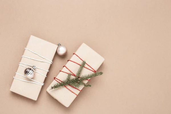 Zwei Geschenke Auf Handwerklichem Hintergrund Draufsicht Flache Lage — Stockfoto