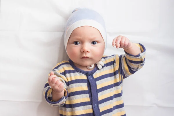 Portrait Petit Bébé Dans Des Vêtements Avec Une Expression Drôle — Photo
