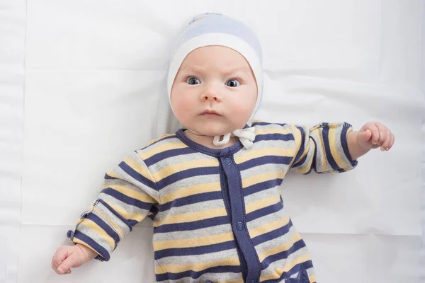 Retrato Bebé Ropa Con Una Cara Expresión Divertida Una Sábana —  Fotos de Stock