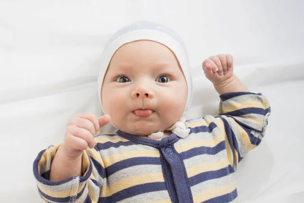 Retrato Bebezinho Com Uma Expressão Engraçada Folha Branca Deitado Plano — Fotografia de Stock
