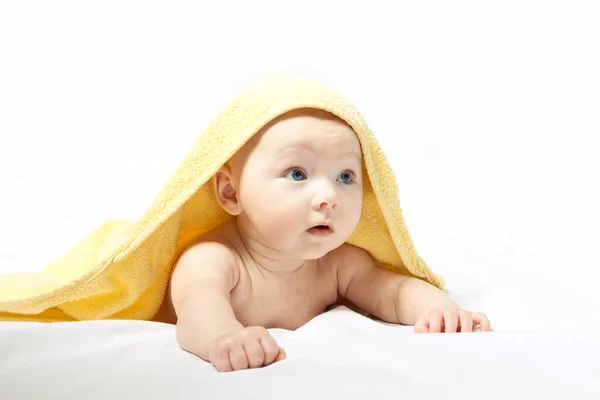 Charmantes Nettes Glückliches Mädchen Mit Blauen Augen Einem Gelben Handtuch — Stockfoto