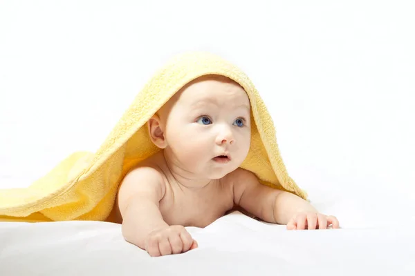 Niña Encantadora Linda Feliz Con Ojos Azules Una Toalla Amarilla — Foto de Stock