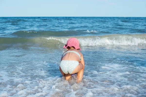 Klein Kind Meisje Een Badpak Wordt Gespeeld Buurt Van Zee — Stockfoto