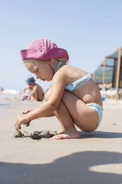 Menina Criança Maiô Panamá Brinca Praia — Fotografia de Stock