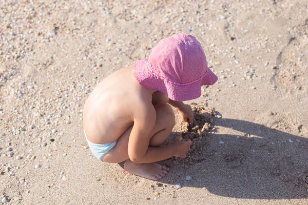 Menina Loira Criança Brinca Constrói Castelos Praia Vista Superior Flat — Fotografia de Stock