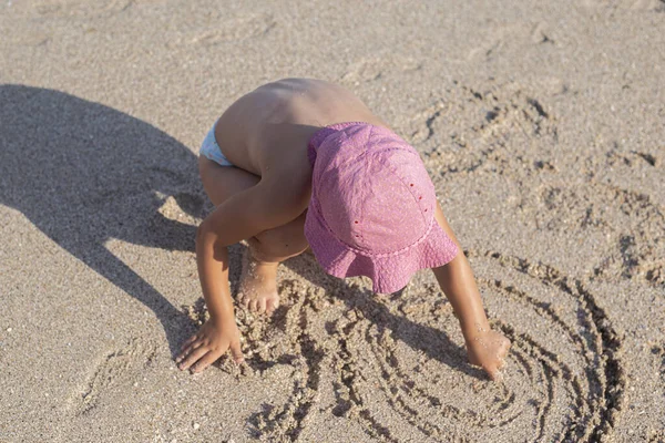Menina Loira Criança Desenha Areia Praia Vista Superior Flat Lay — Fotografia de Stock