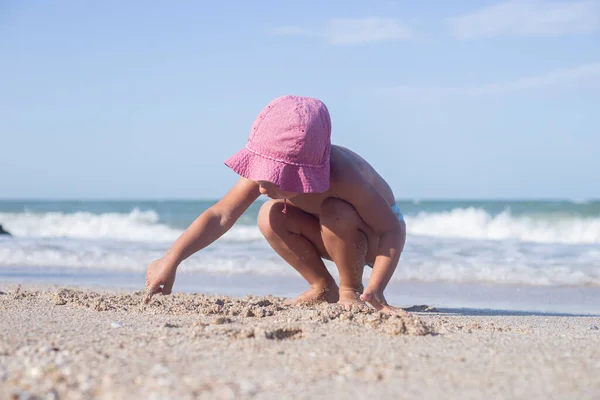 Menina Loira Criança Jogado Com Areia Praia — Fotografia de Stock