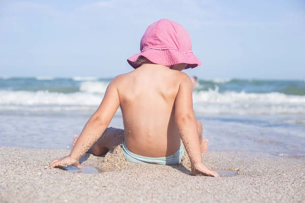 Menina Criança Chapéu Sentado Com Costas Praia — Fotografia de Stock