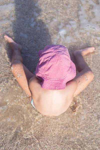 Menina Criança Chapéu Sentado Praia Vista Superior Flat Lay — Fotografia de Stock