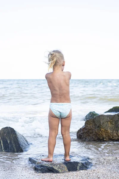 Niña Pie Con Espalda Mirando Mar Playa — Foto de Stock