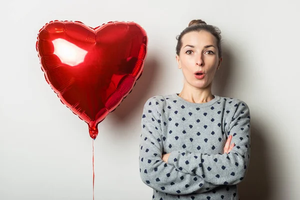 Mladá Žena Překvapeným Obličejem Svetru Balónem Srdcem Lehkém Pozadí Valentines — Stock fotografie