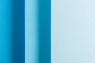 Renkli mavi katlanmış kağıt malzeme tasarımı dikey olarak. Üst manzara, düz uzanma.