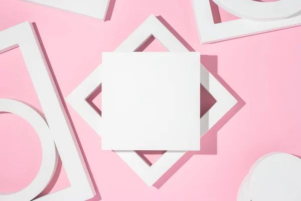 Геометрические Формы Белых Презентаций Розовом Фоне Вид Сверху Плоский — стоковое фото