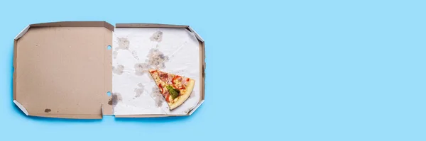 Ein Stück Heiße Frische Pizza Liegt Einer Pappverpackung Auf Blauem — Stockfoto