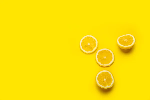 Ломтик Желтого Лимона Желтом Фоне Вид Сверху Плоский — стоковое фото