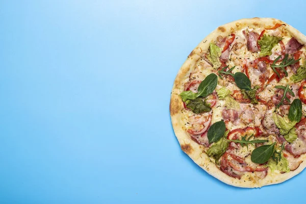 Свежая Пицца Голубом Фоне Вид Сверху Плоский — стоковое фото