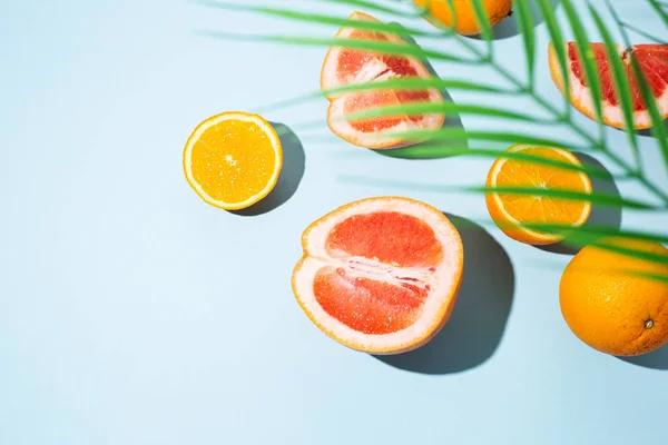 Cítricos Naranjas Pomelos Hojas Palma Sobre Fondo Azul Vista Superior — Foto de Stock