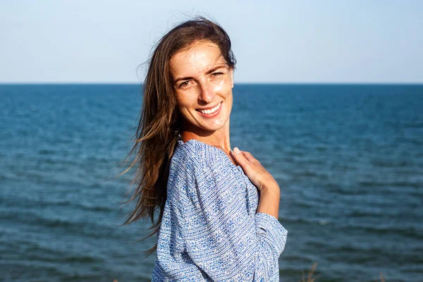 Mujer Joven Sonriente Vestido Fondo Del Mar — Foto de Stock