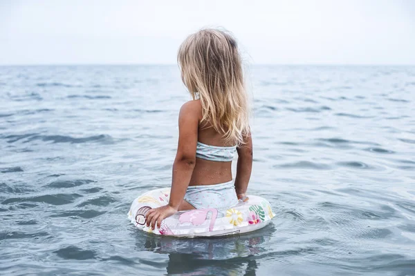 Niña Rubia Con Anillo Inflable Baña Mar — Foto de Stock