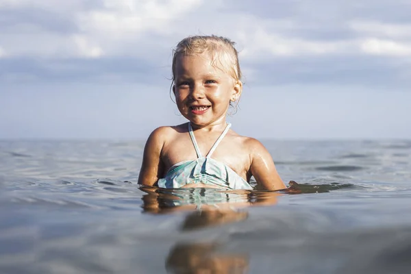 Alegre Sonriente Niña Rubia Nadando Mar Día Verano — Foto de Stock