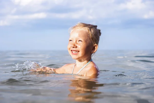 Menina Sorrindo Alegre Loira Nadando Mar Dia Verão — Fotografia de Stock