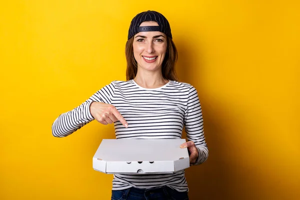 Smiling Young Woman Pizza Delivery Man Points Finger Holding Pizza — стоковое фото