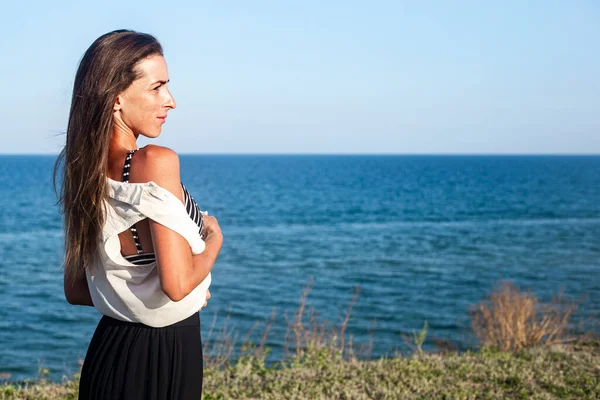 Hermosa Mujer Joven Mirando Mar Mientras Está Pie Acantilado — Foto de Stock