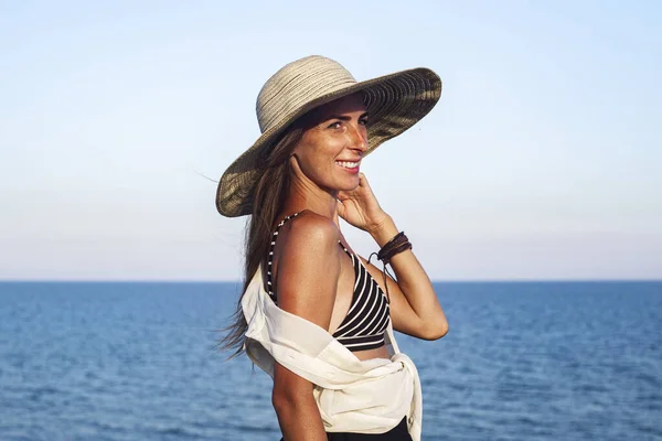 Mujer Joven Sonriente Sombrero Fondo Del Mar Cielo — Foto de Stock