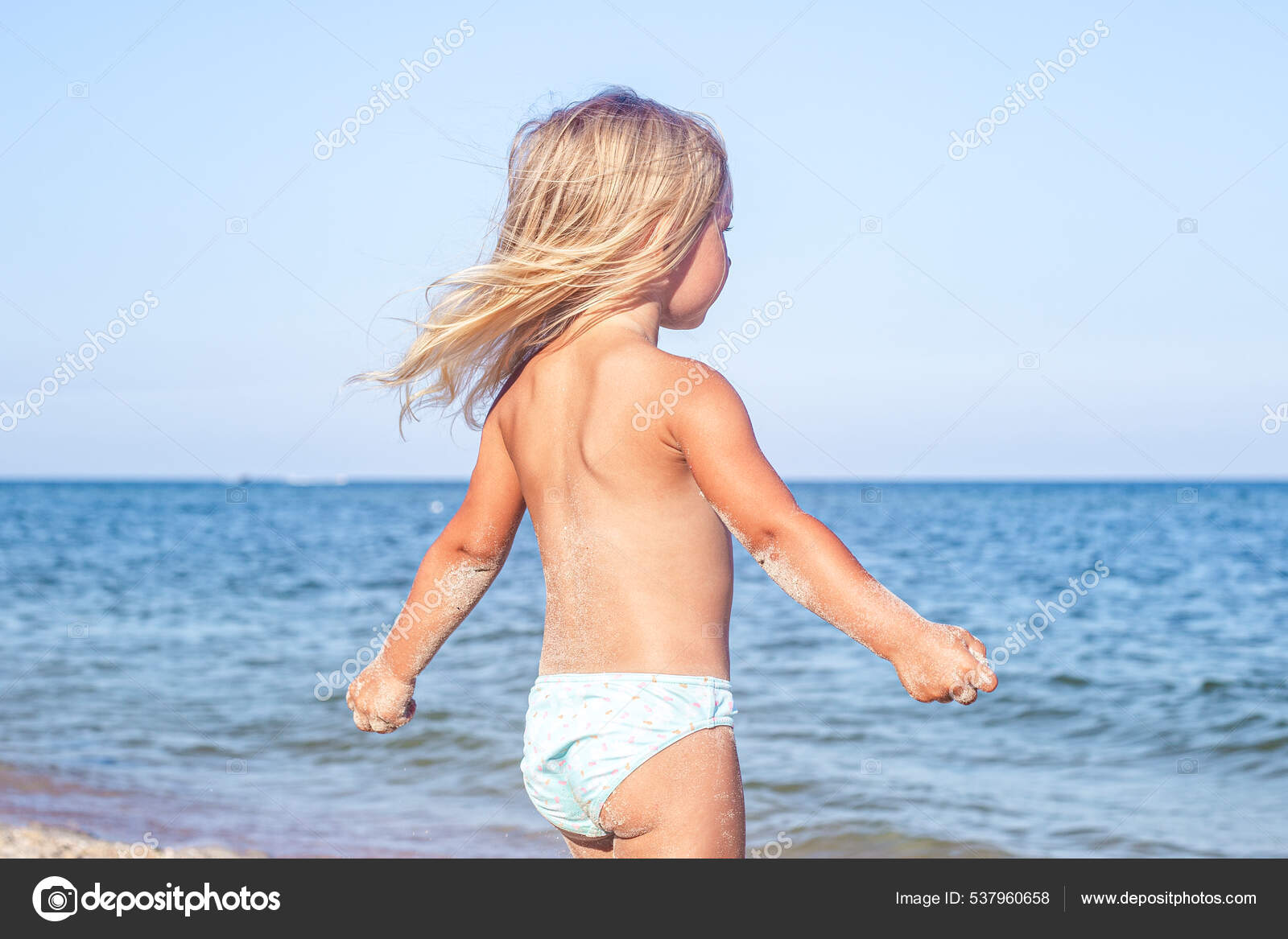 Nina Traje Bano Juega Mar Foto de stock 537960658 Surgay