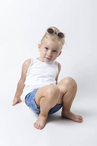 Blond Dítě Slunečními Brýlemi Pózovat Světlém Pozadí Studiu — Stock fotografie