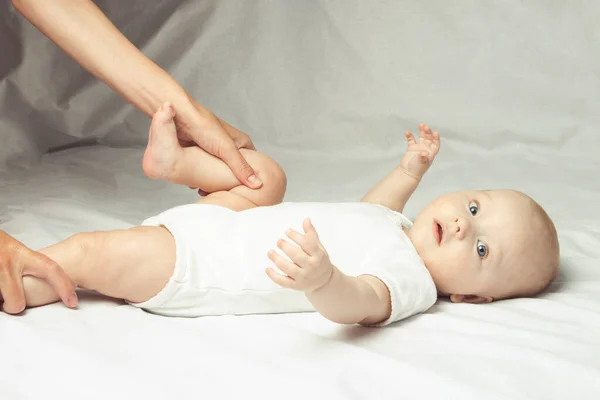 Moeder Doet Dagelijkse Turnen Tot Een Kleine Baby Het Bed — Stockfoto