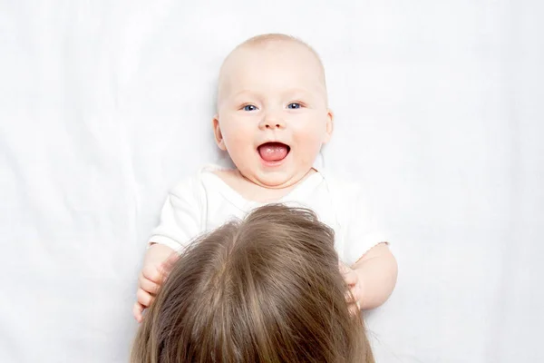 Pequeño Bebé Con Ropa Blanca Mamá Besa Estómago Sobre Fondo — Foto de Stock