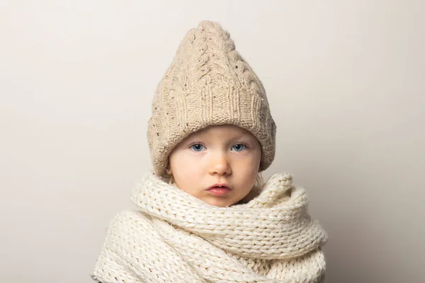 Mooie Kleine Baby Met Een Hoed Een Lichte Achtergrond Concept — Stockfoto