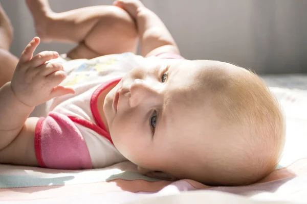 Petite Fille Allongée Sur Dos Dans Lit Avec Drap Blanc — Photo