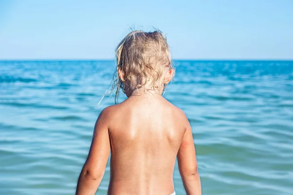 Niña Pie Con Espalda Mirando Mar Playa — Foto de Stock