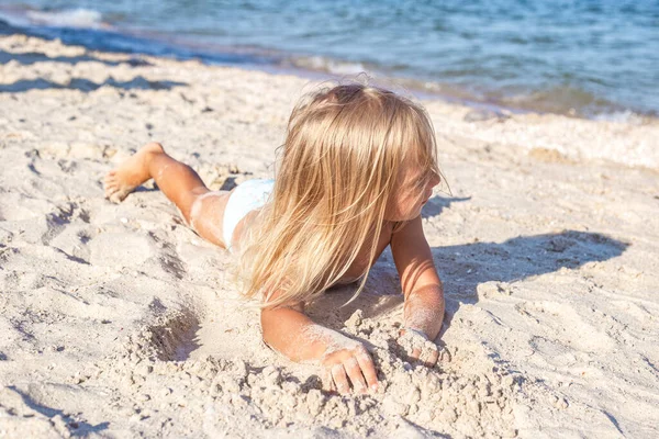 Menina Criança Maiô Jogado Praia Areia — Fotografia de Stock