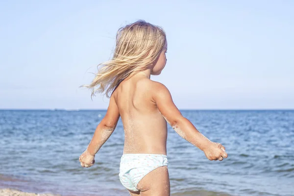 Niña Traje Baño Juega Mar — Foto de Stock