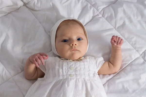 Petite Fille Aux Yeux Bleus Robe Blanche Sur Couverture Blanche — Photo