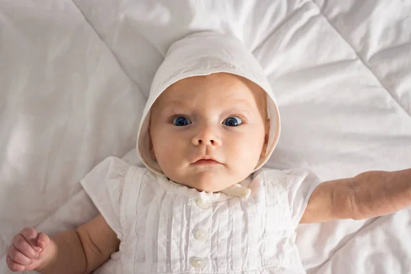 Pequena Menina Com Olhos Azuis Vestido Branco Chapéu Cobertor Branco — Fotografia de Stock
