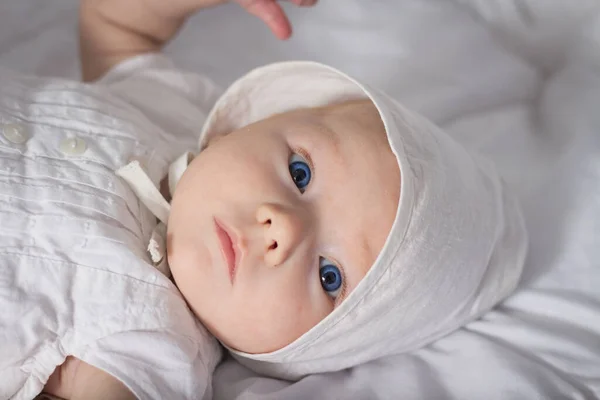 Pequena Menina Com Olhos Azuis Vestido Branco Boné Cama — Fotografia de Stock