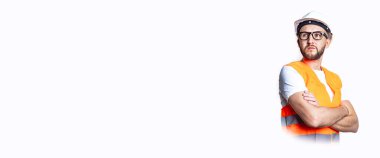 Gündelik giysiler içinde genç bir adam, hafif arka planda kollarını kavuşturmuş. Pankart