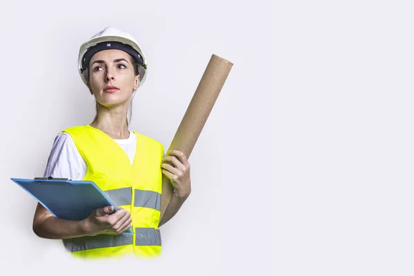 Jeune Femme Habillée Vêtements Construction Avec Presse Papiers Sur Fond — Photo