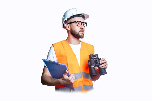 Junger Mann Baukleidung Mit Fernglas Mit Klemmbrett Auf Hellem Hintergrund — Stockfoto