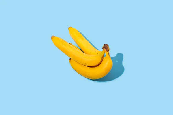 新鲜成熟的黄色香蕉 蓝色背景 — 图库照片
